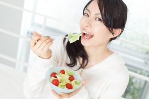 サラダを食べる女性